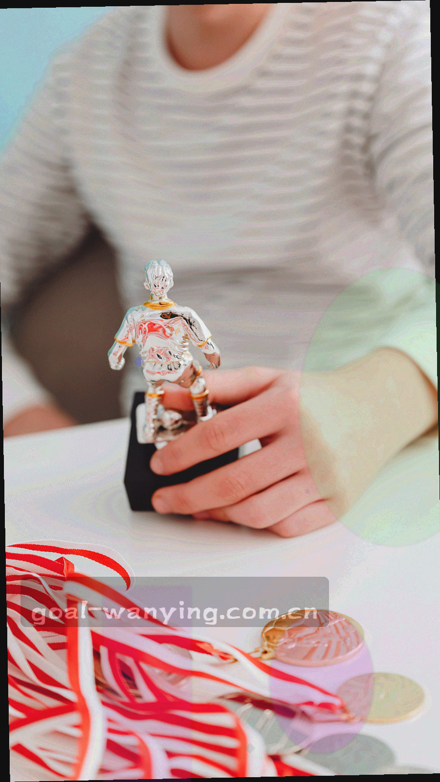 深绿色调的 iOS 手机界面示意，横向排列的集锦封面带有时间戳色块